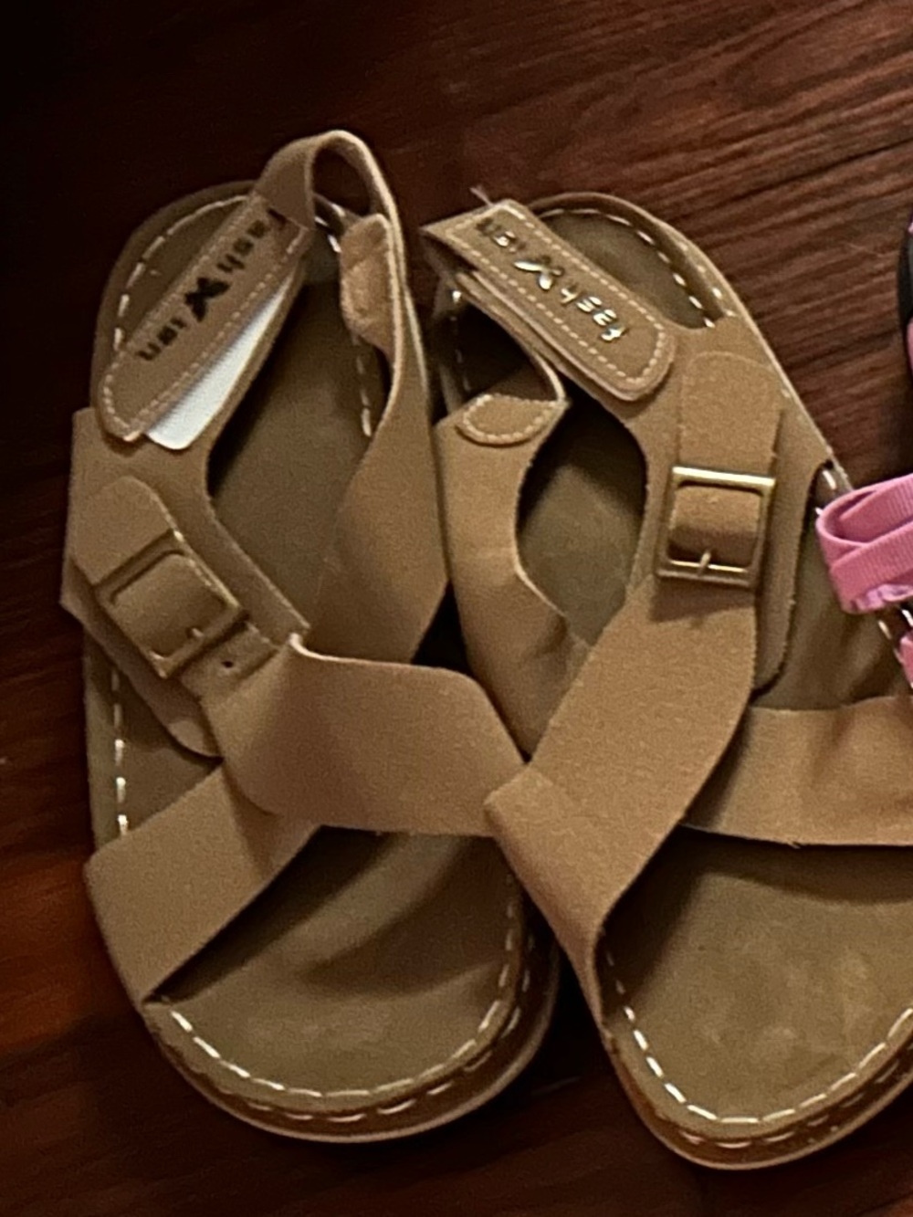 Source Unknown Brown Cross-Strap Women’s Sandals with Buckle Detail